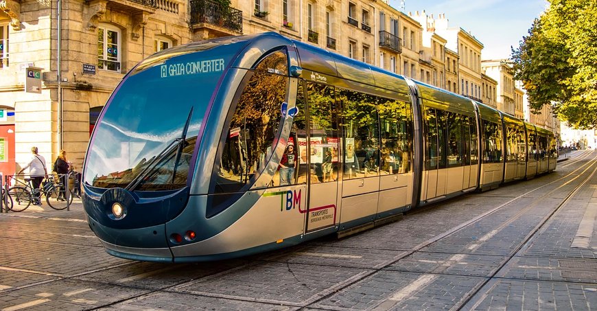 Relever les défis de l&rsquo;alimentation des équipements ferroviaires avec des convertisseurs DC-DC modulaires à large plage de tension d’entrée