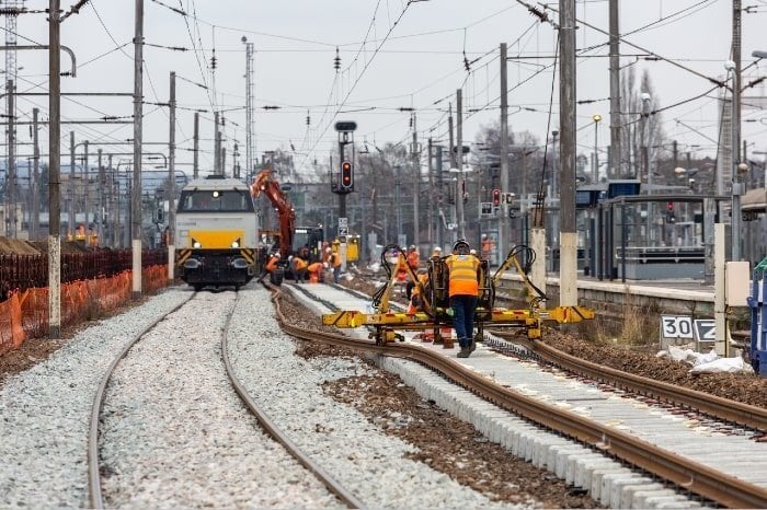 LA MAINTENANCE ET LES TRAVAUX POUR MODERNISER L’ENSEMBLE DU RÉSEAU FERRÉ FRANCILIEN SE POURSUIVENT EN 2025