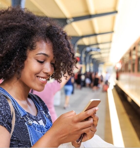 Plus d’un tiers des Français utilisent l’IA pour planifier leurs voyages selon une étude OpinionWay pour Trainline